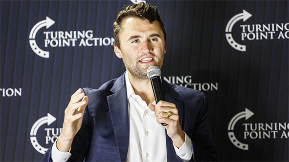 Trump despidió al influencer conservador Charlie Kirk ante 100 mil personas