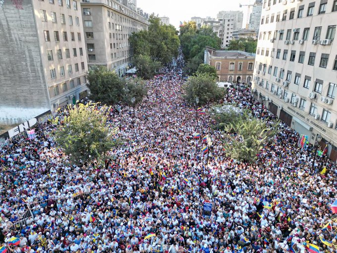 Lideresa María Corina Machado se reunió con miles de venezolanos en Paseo Bulnes