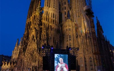 El papa León bendice la Basílica de la Sagrada Familia